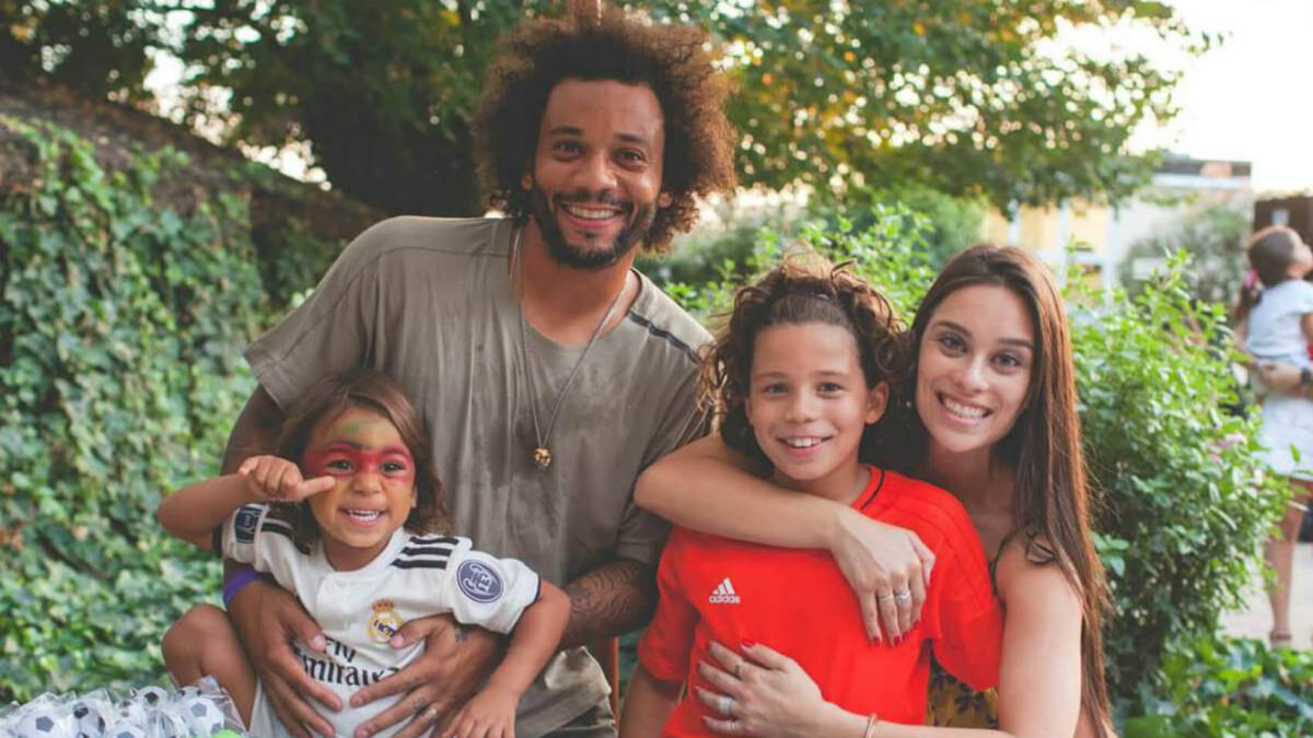 Marcelo y Clarice Alves junto a sus hijos