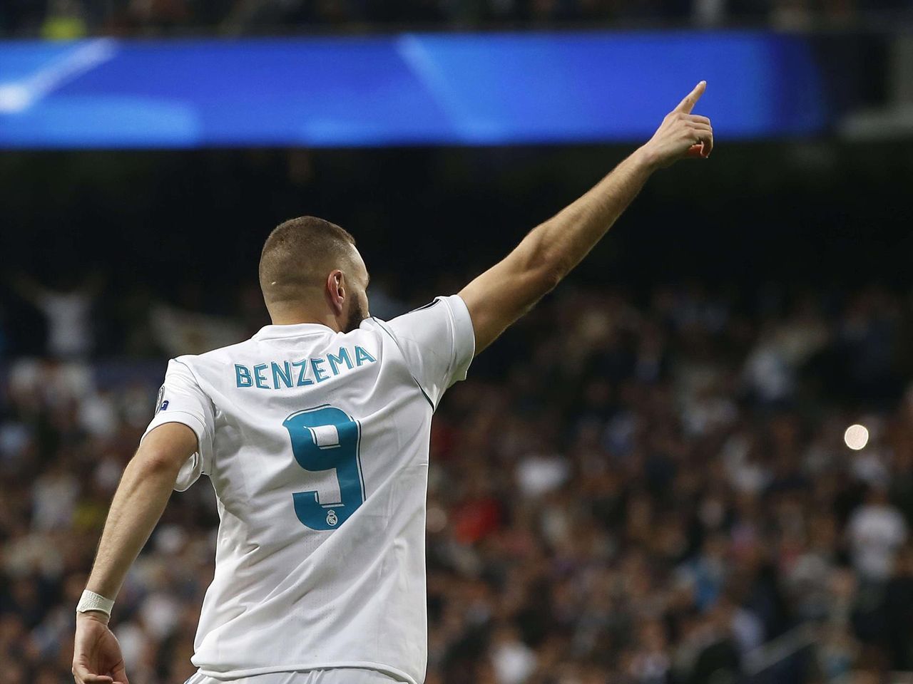 Karim Benzema en un partido en el Bernabéu