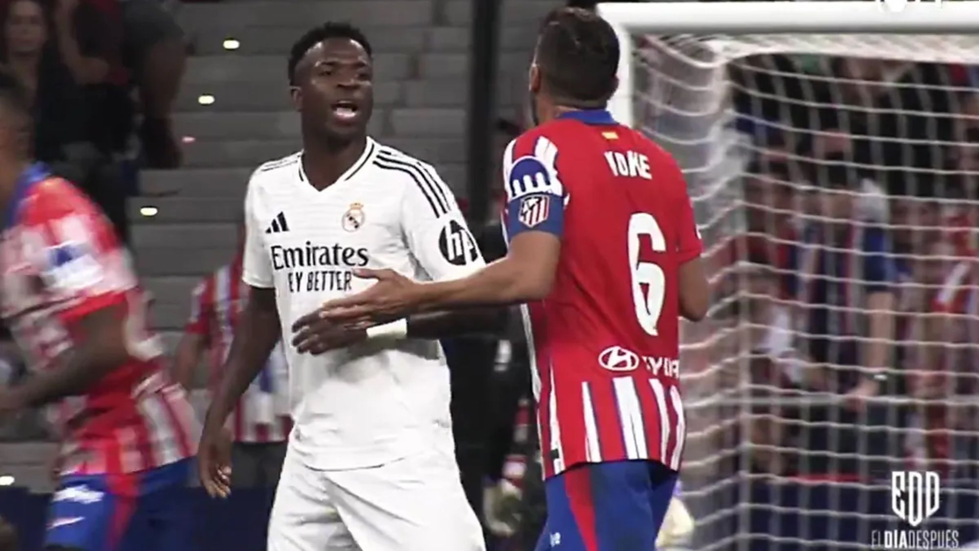 Vinicius Junior y Marcos Llorente, enzarzándose durante el derbi madrileño del pasado domingo.