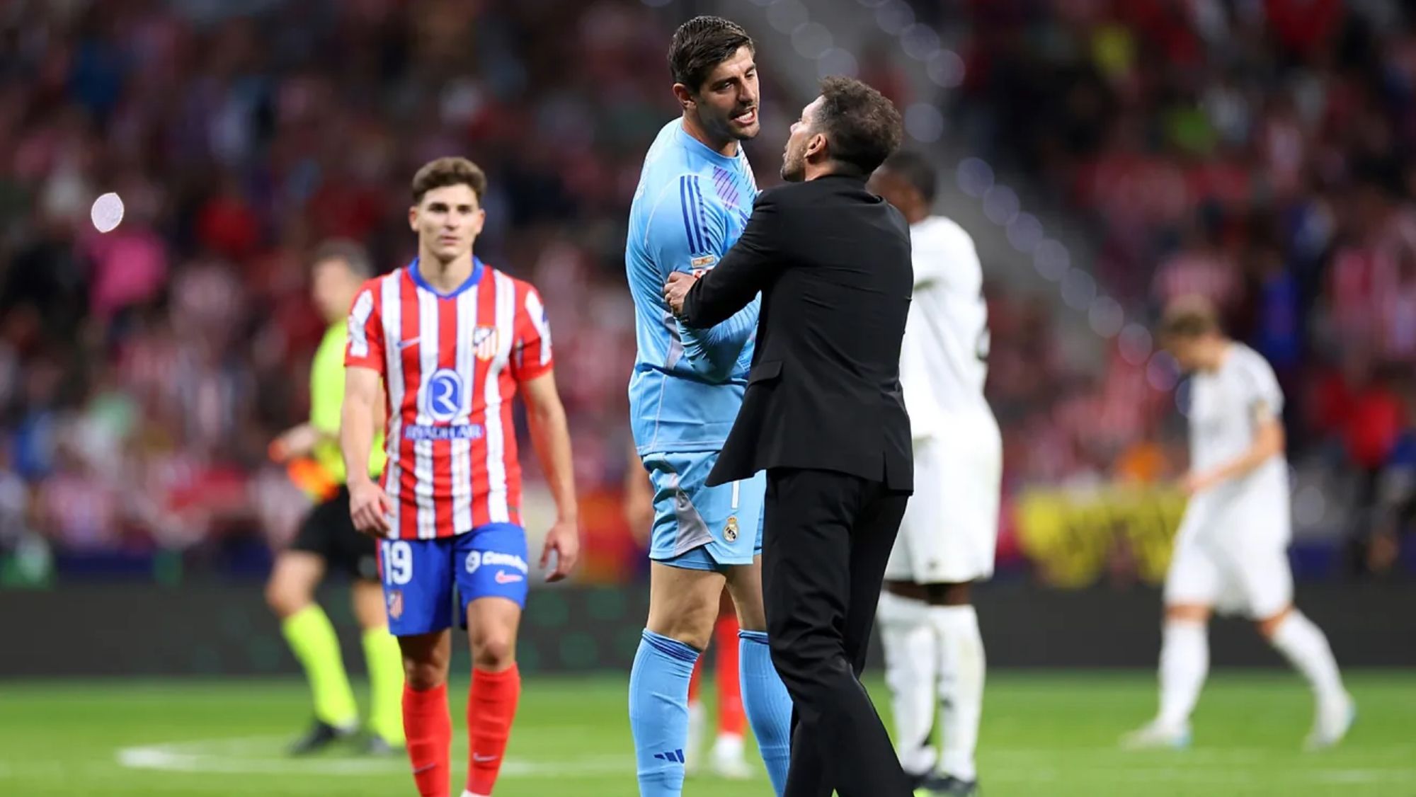 Thibaut Courtois y Diego Pablo Simeone, discutiendo en el Metropolitano, el pasado domingo.