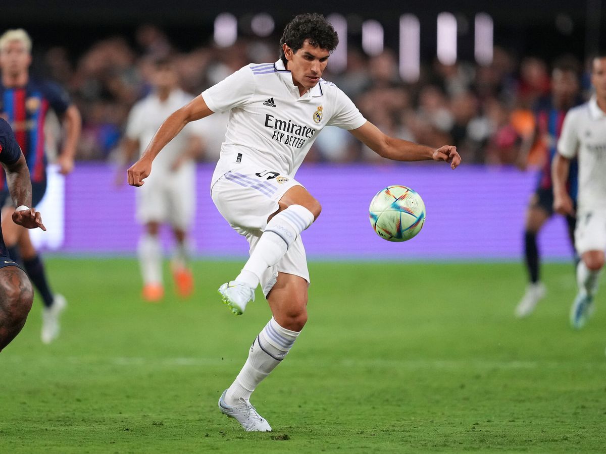 Jesús Vallejo controla el esférico con el Real Madrid