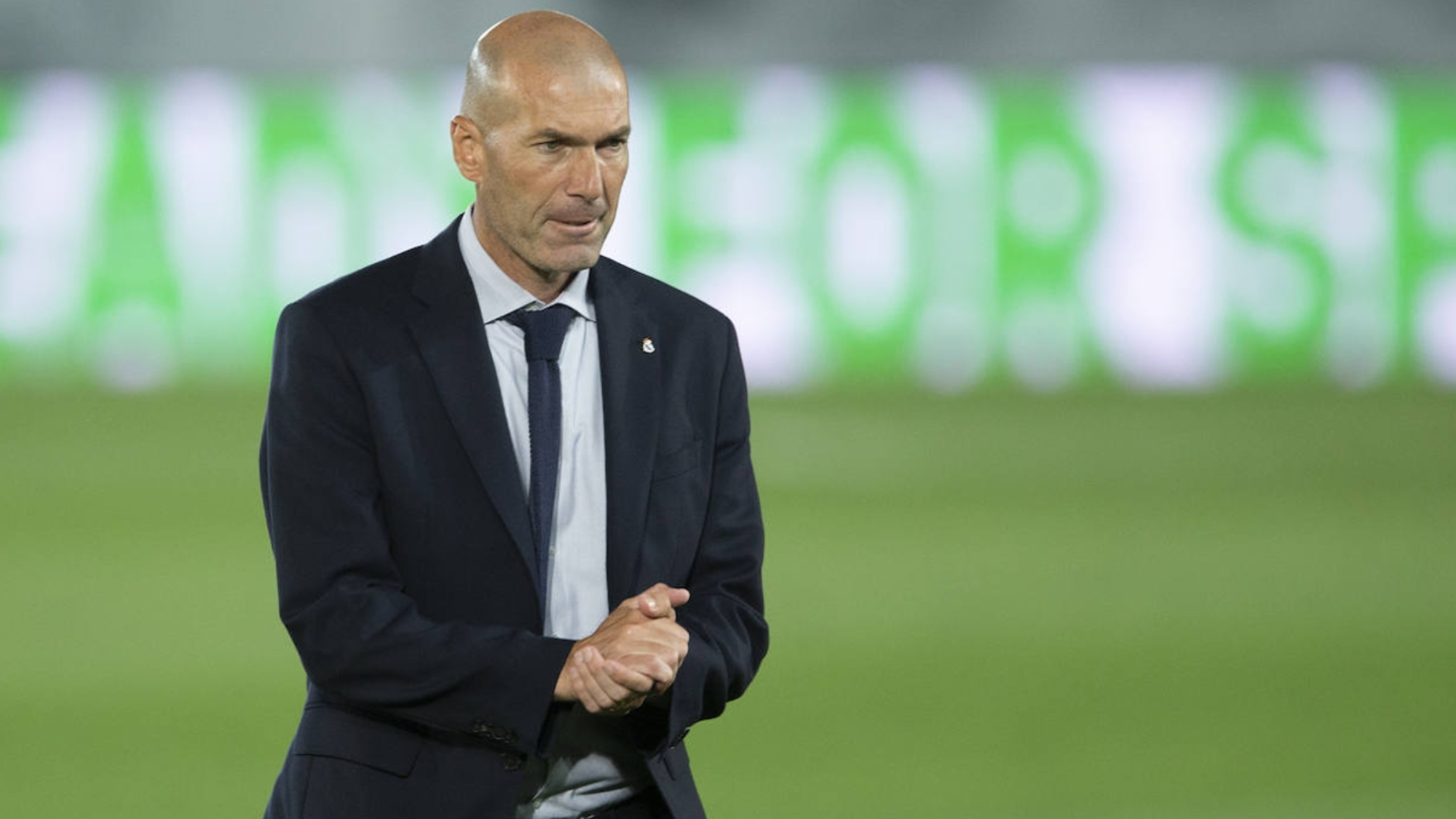 Zidane mira con preocupación una de sus cartas en FIFA 23: no está nada contento