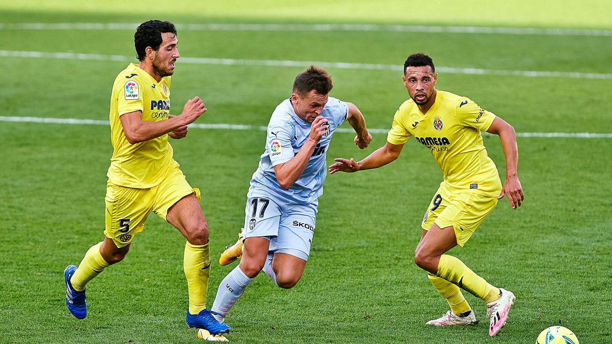 Denis Cheryschev compitiendo un balón contra el Villarreal