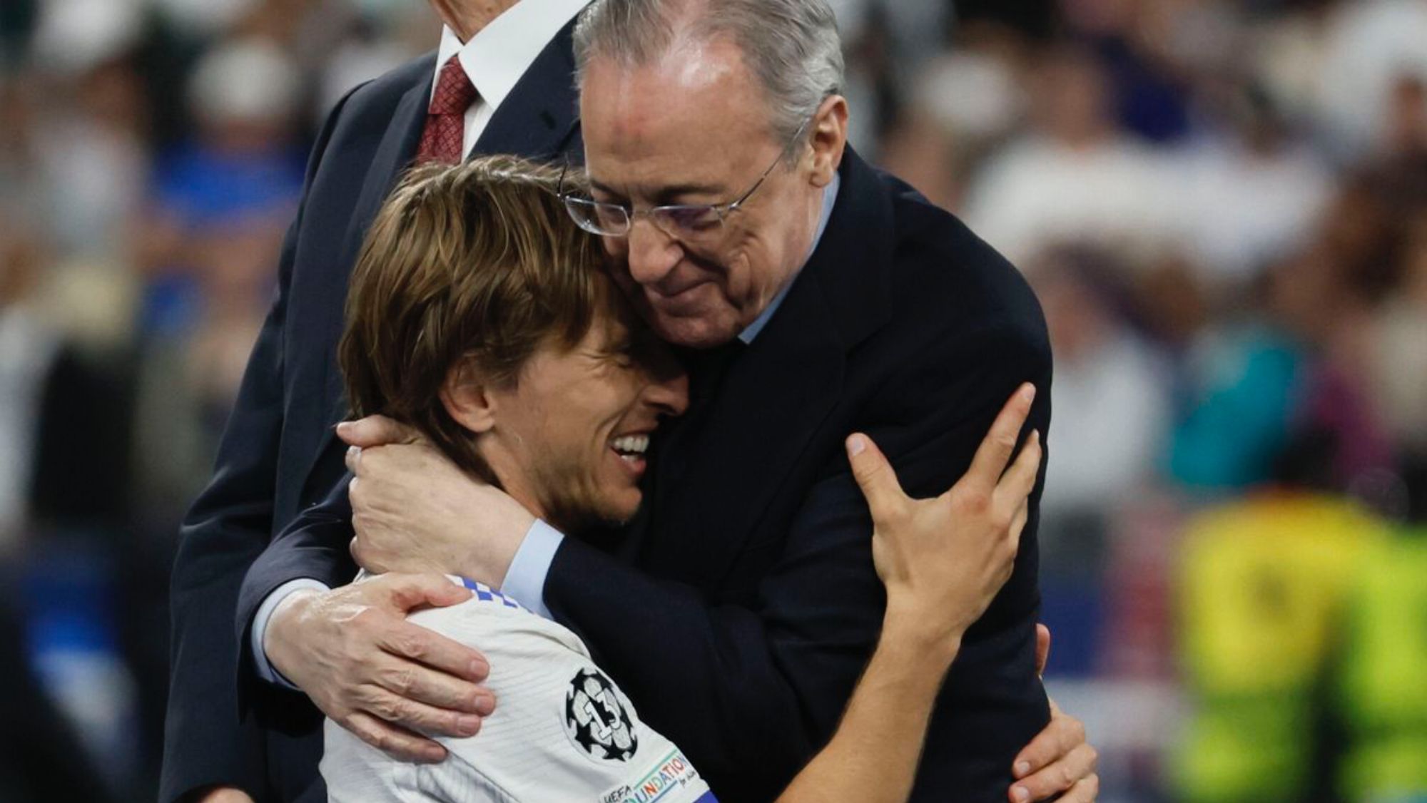 Florentino Pérez y Luka Modric, abrazándose después de ganar la Decimocuarta Champions, en el año 2022.