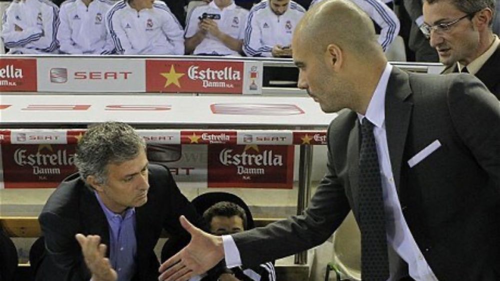 José Mourinho y Pep Guardiola, saludándose minutos antes de la final de Copa de 2011.