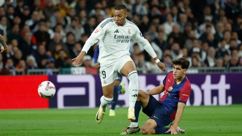 Kylian Mbappé, disputando un balón con Pau Cubarsí.