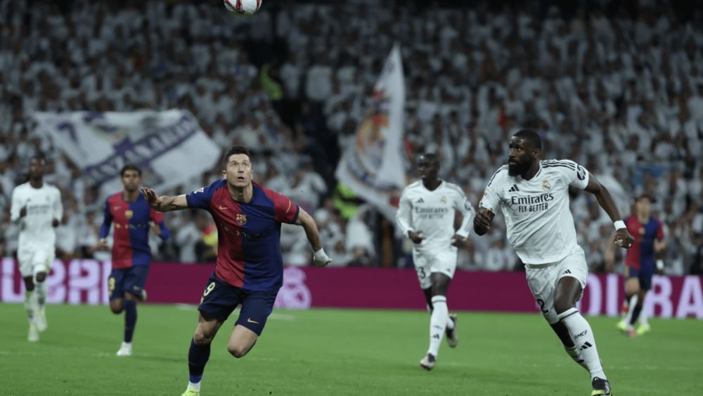 Lewandowski y Rüdiger, peleando por un balón, en el Madrid-Barça de este sábado.