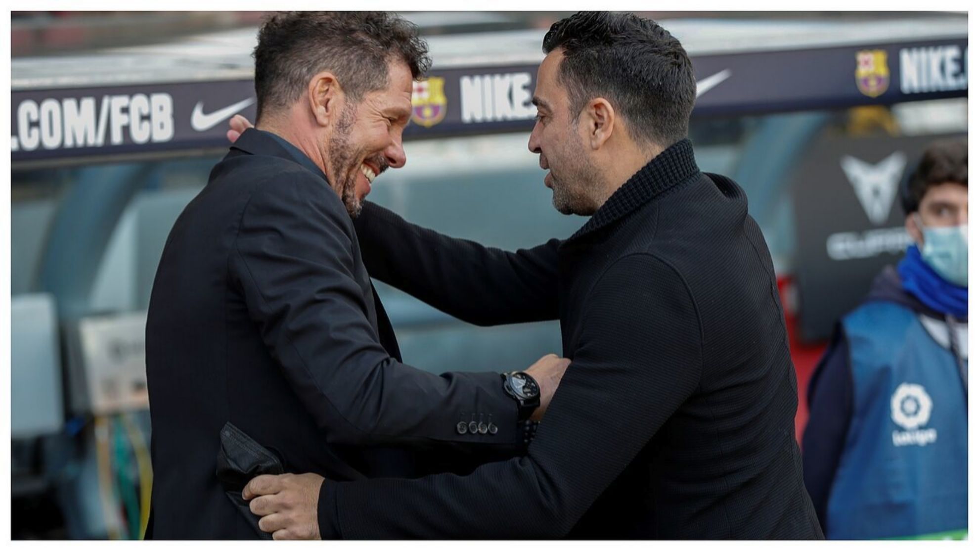 Simeone y Xavi se estrechan en un abrazo caluroso