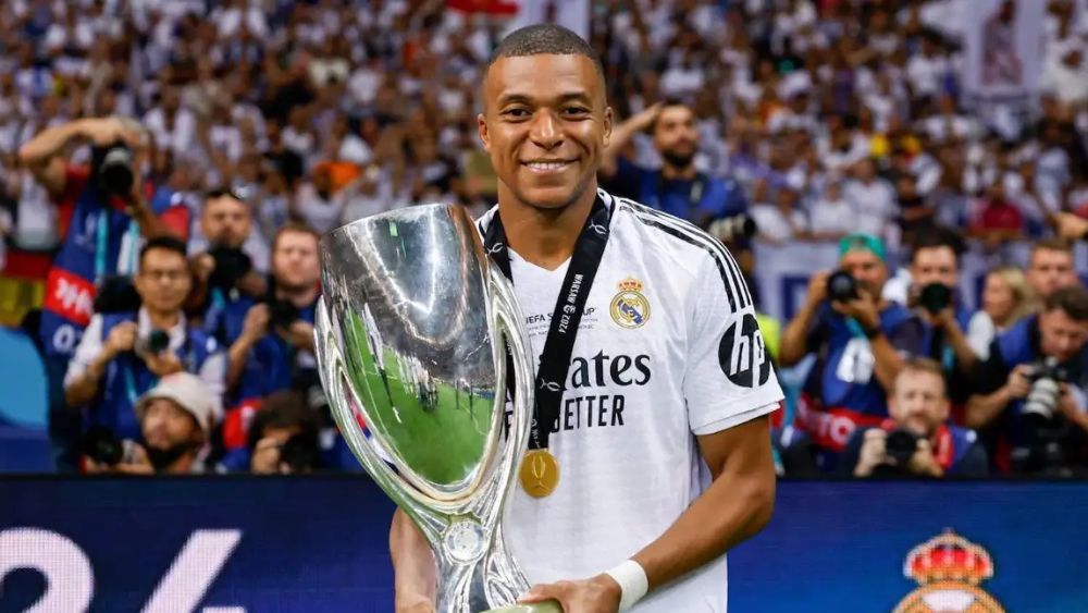 Kylian Mbappé, con la Supercopa de Europa, su primer título con el Madrid.