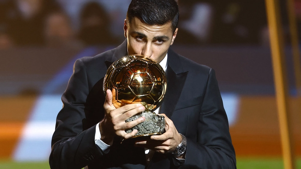 Rodri Hernández besando su Balón de Oro.