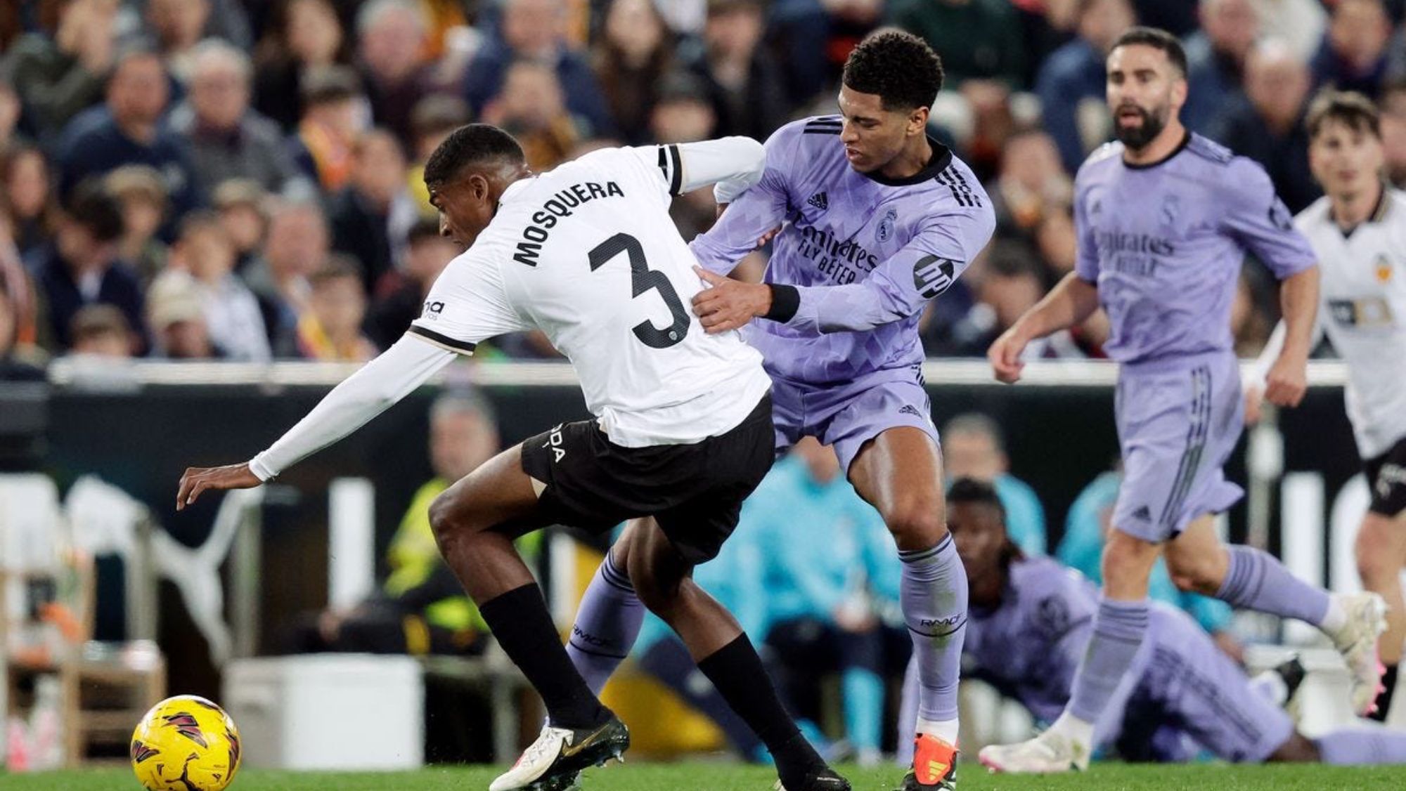 El Valencia y el Madrid empataron el pasado curso liguero en Mestalla (2-2), en un partido polémico. En la imagen, Mosquera y Bellingham disputan por un balón.