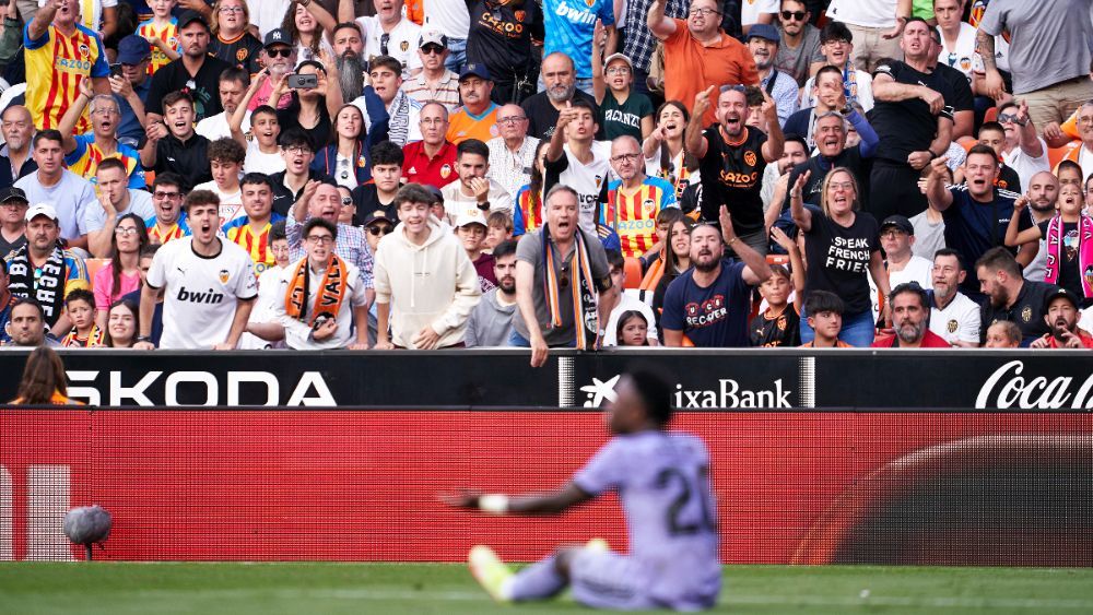 Vinicius, que ya sufrió episodios xenófobos en Mestalla, podría volver a tener problemas con la afición del Valencia.