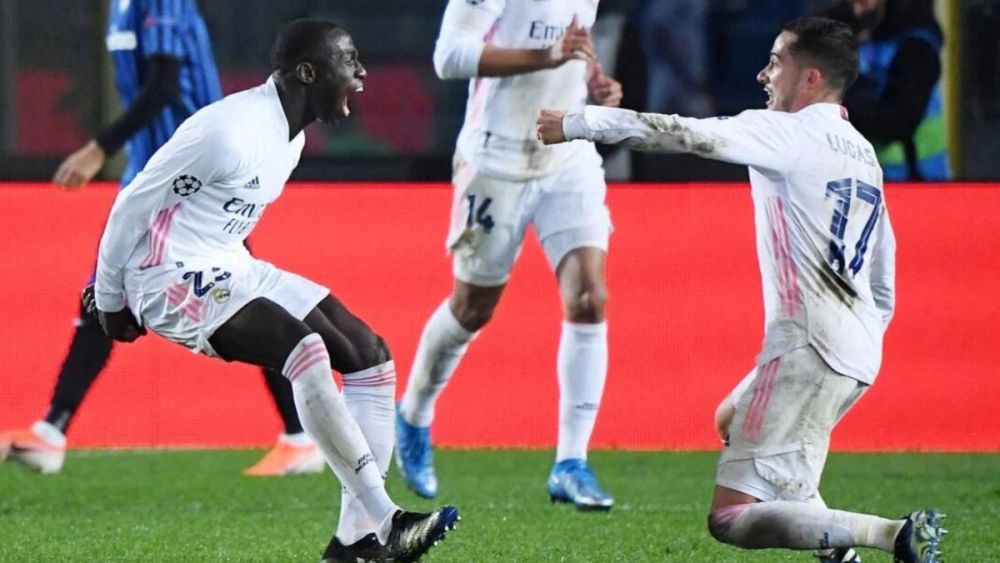 Ferland Mendy celebrando un gol con Lucas Vázquez