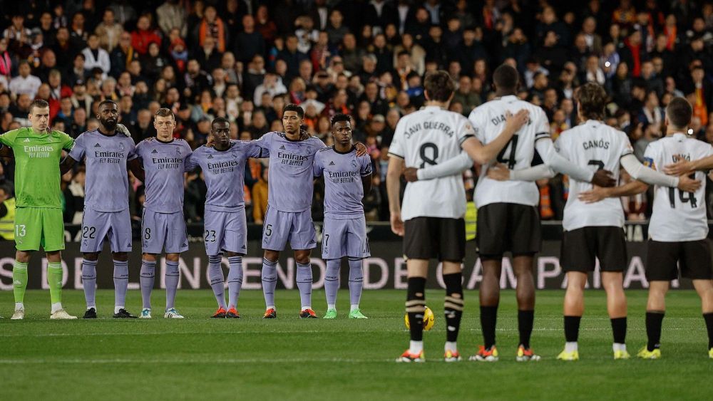 Jugadores del Valencia y del Real Madrid, en Mestalla, antes de empezar el partido de Liga de la campaña pasada.