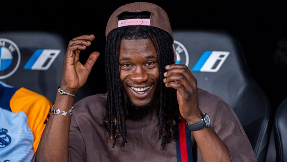 Eduardo Camavinga, sonriente, en el banquillo del estadio Santiago Bernabéu.