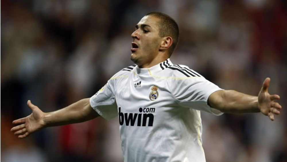 Karim Benzema, celebrando un gol en su primera temporada con el Madrid.