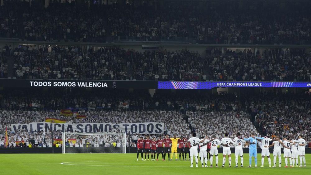 Los futbolistas de Real Madrid y Milan guardaron un minuto de silencio antes de que empezara el partido de este martes en el Bernabéu.