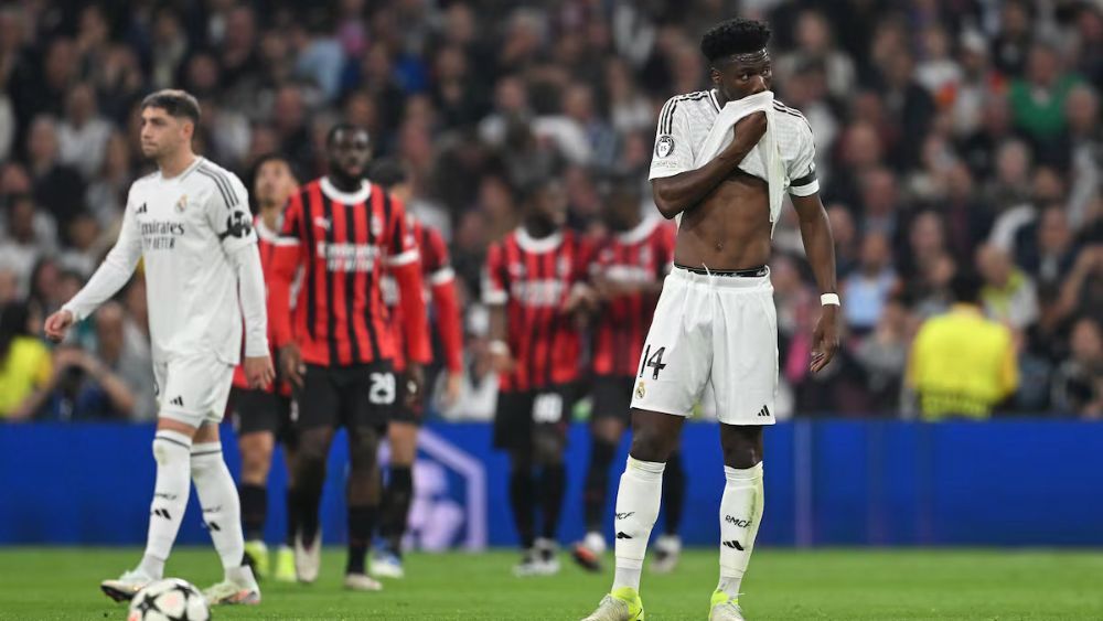 Fede Valverde y Aurelién Tchouameni, con el rostro serio y desesperado, tras el segundo gol del Milan.