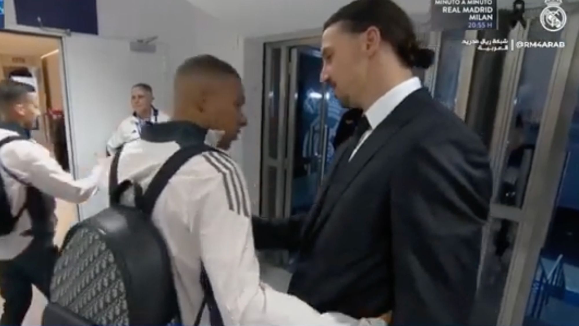 Kylian Mbappé y Zlatan Ibrahimovic, saludándose antes del encuentro que jugaron este martes el Real Madrid y el Milan.