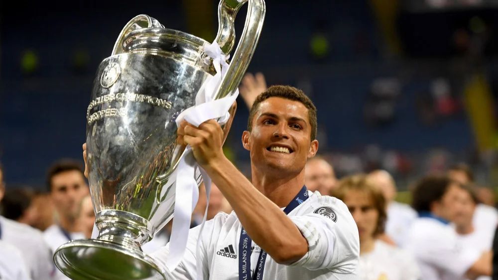 Cristiano Ronaldo, levantando la Champions ganada en el año 2014.