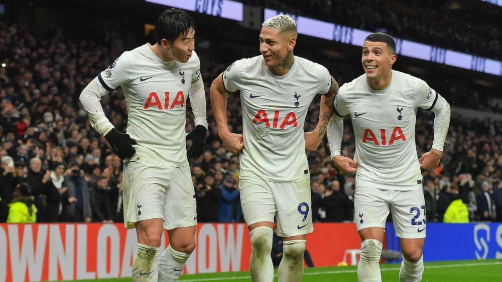 Pedro Porro, junto a Richarlison y Heung-min Son, celebrando un gol con el Tottenham.