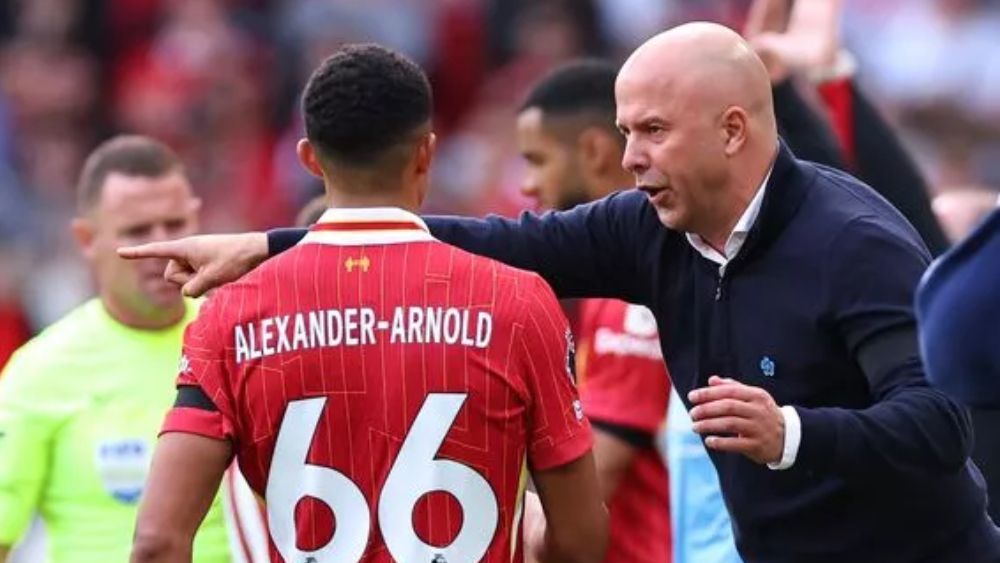 Arne Slot, dando instrucciones a Trent Alexander-Arnold, durante un partido de esta campaña.