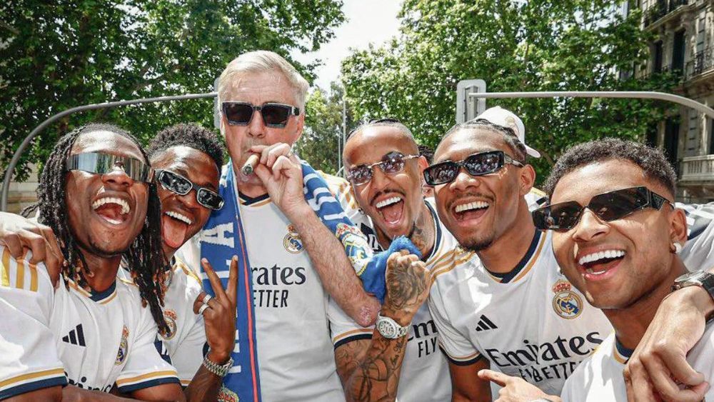 Carlo Ancelotti, festejando con algunos jugadores la última Champions del Madrid.