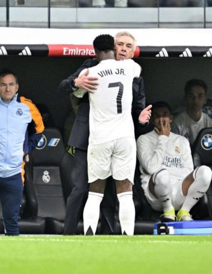 Abrazo entre Vinícius y Ancelotti.