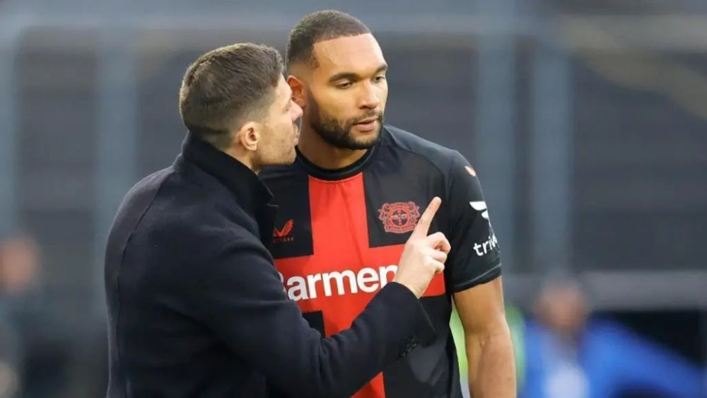 Jonathan Tah, junto a su todavía entrenador en el Bayer Leverkusen, Xabi Alonso.