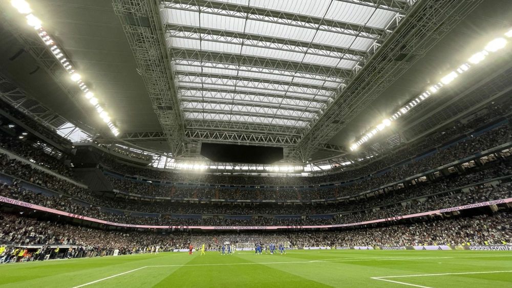 Perspectiva del estadio Santiago Bernabéu, con el césped en primer plano.