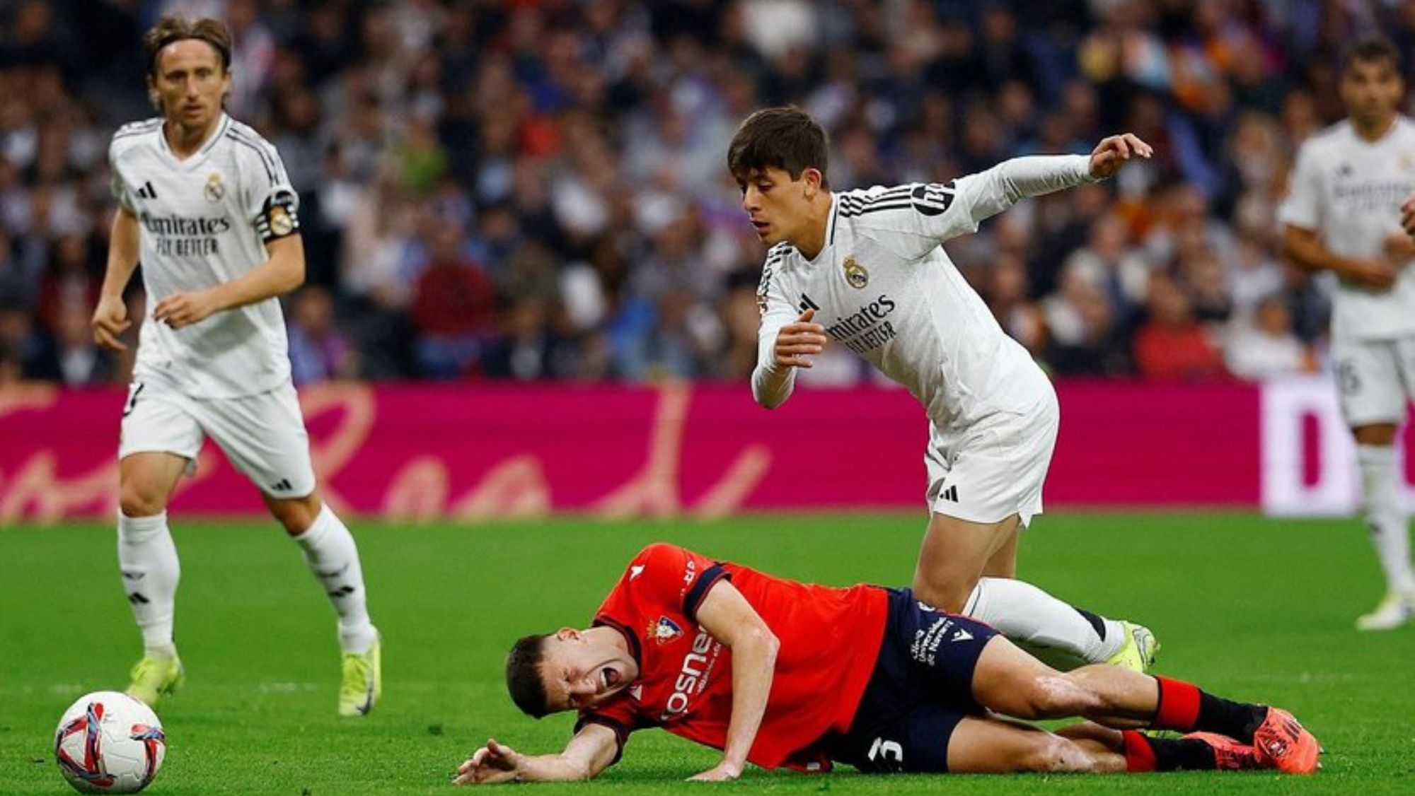 Arda Güler, en una jugada del partido entre el Real Madrid y Osasuna que se disputó el pasado sábado en el estadio Santiago Bernabéu.