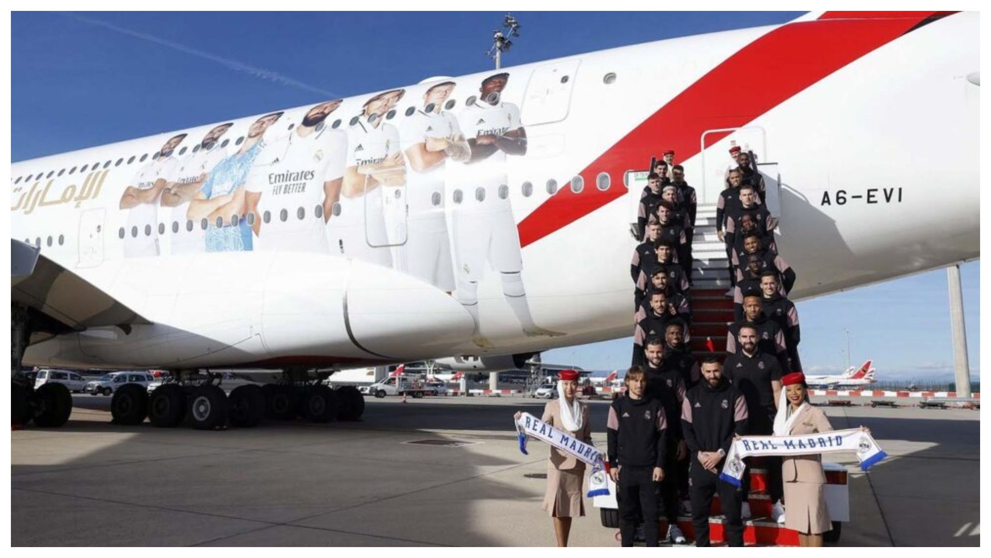 El Real Madrid junto al avión de Fly Emirates