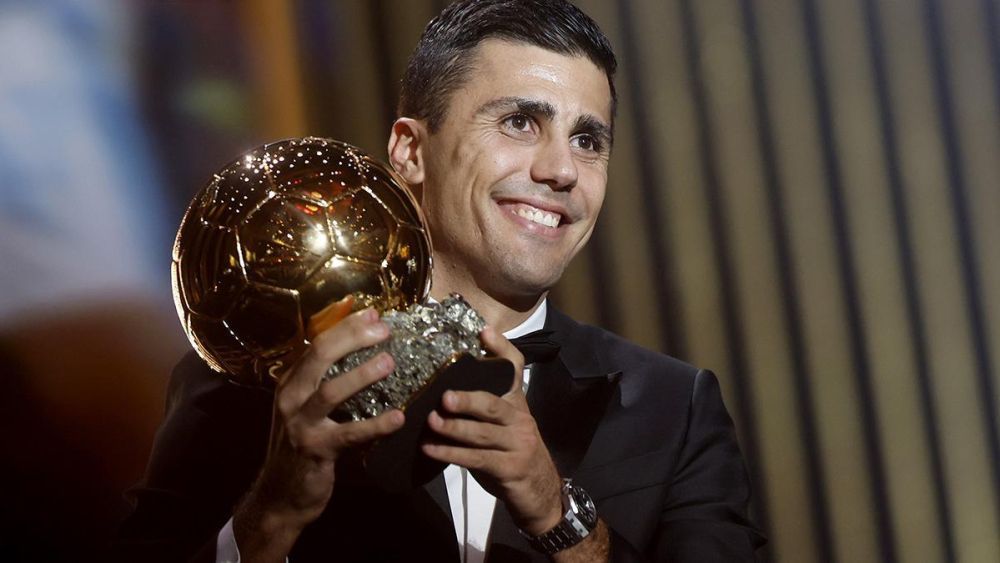 Rodri posa con el Balón de Oro.