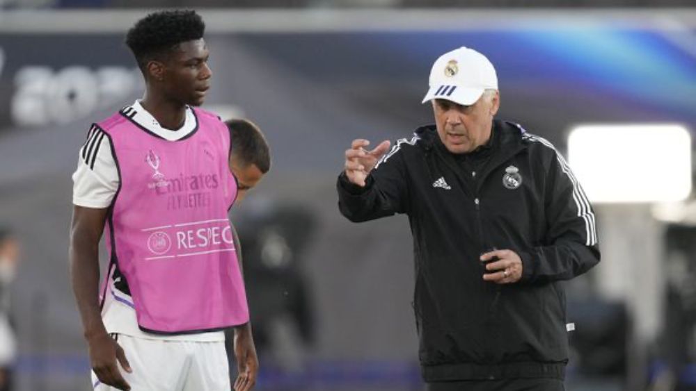 Aurelien Thchoaumeni y Carlo Ancelotti, durante un entrenamiento del Madrid.