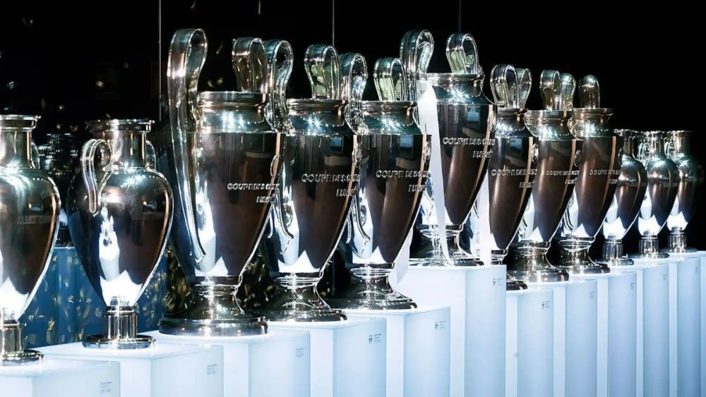 Varias de las Copas de Europa que tiene el Real Madrid, en su sala de trofeos en el Santiago Bernabéu.