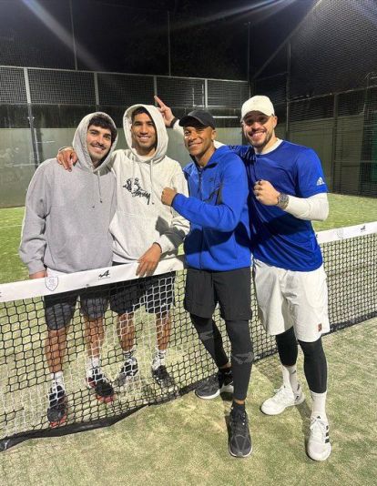 Mbappé padel con Achraf y Arnau Tenas