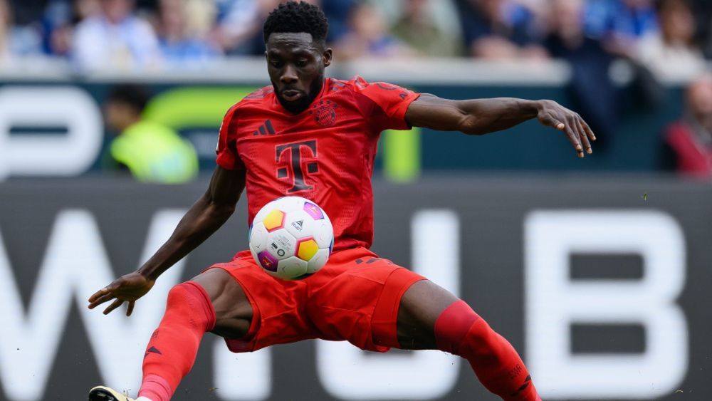 Alphonso Davies, en un partido con el Bayern Múnich durante la presente temporada.