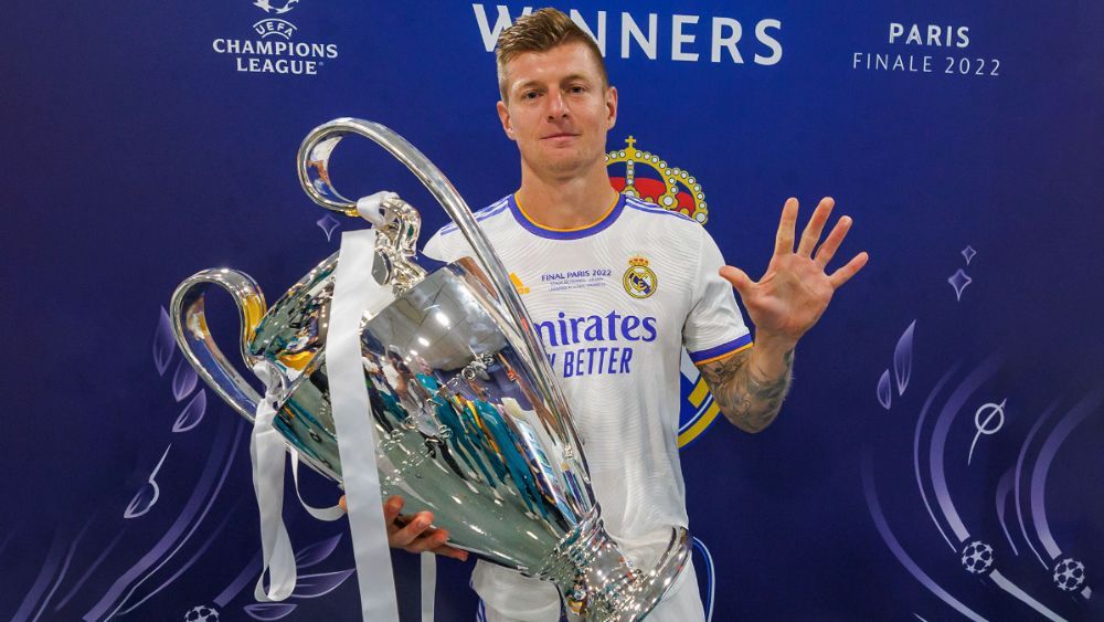 Toni Kroos, posando con la 14ª Copa de Europa del Madrid y la quinta (de seis) para él.