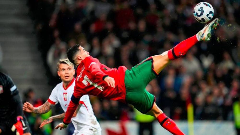 Cristiano Ronaldo marcó, de chilena, un golazo a Polonia, en la jornada de este viernes.