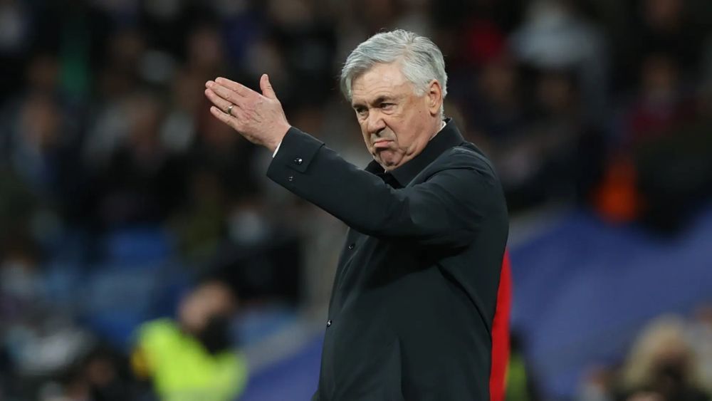 Carlo Ancelotti, dando instrucciones en un partido del Madrid.