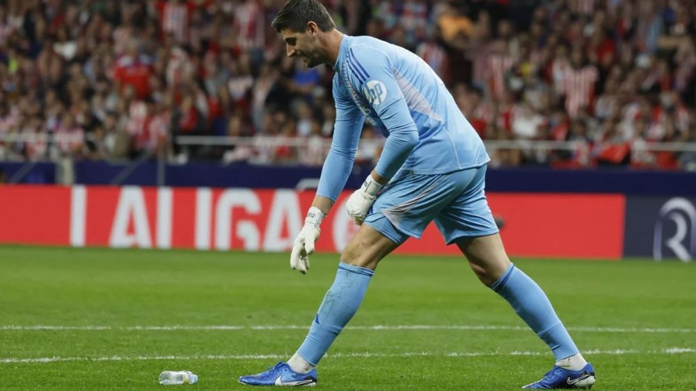 Thibaut Courtois tuvo que aguantar cómo le llovían varios objetos en el último derbi madrileño del pasado 29 de septiembre.