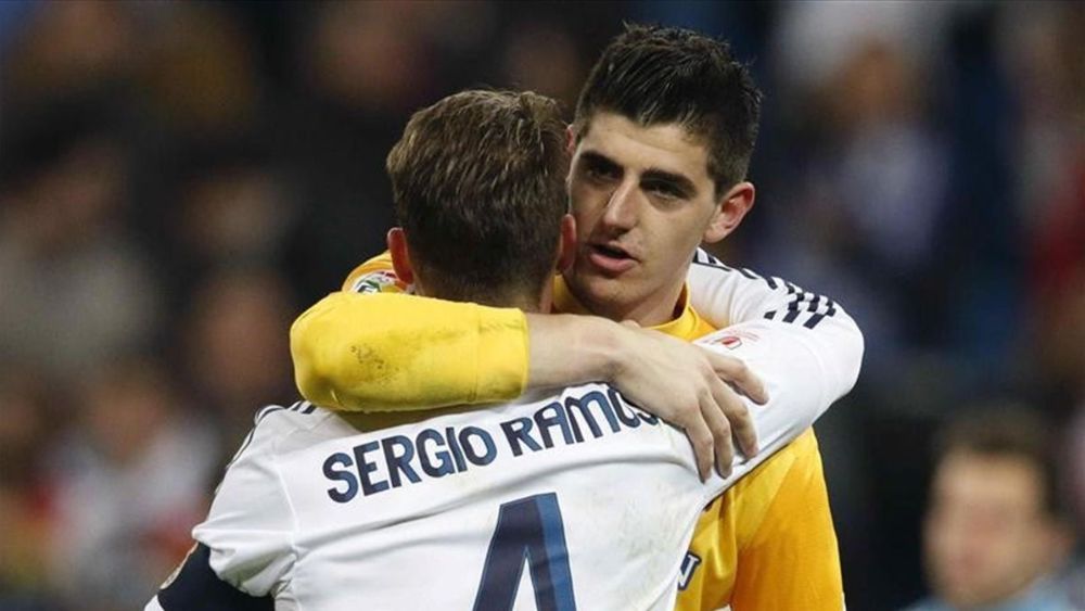 Thibaut Courtois abraza a Sergio Ramos, en el año 2014, tras perder la final de Champions con el Atlético frente al Madrid.