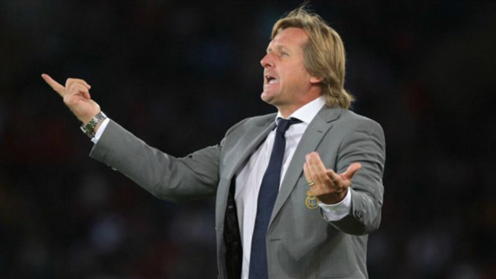 Schuster, ya como entrenador, da órdenes desde el banquillo durante su etapa en Chamartín.