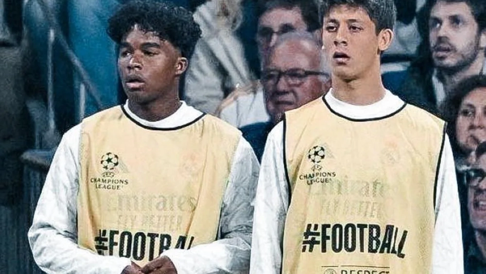 Endrick y Arda Güler calentando en el Santiago Bernabéu.