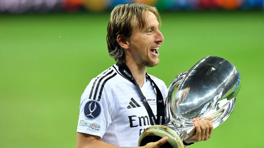 Luka Modric con la última Supercopa de Europa del Real Madrid.