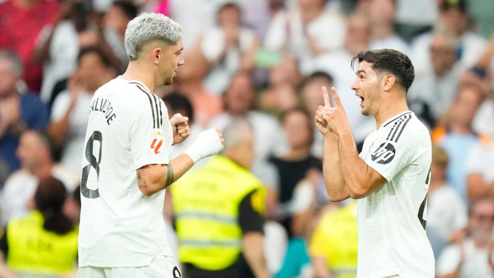 Brahim celebra, junto a Fede Valverde, un gol del Madrid esta temporada.