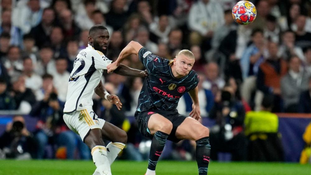 Antonio Rüdiger y Erling Haaland disputando el balón durante un partido. 