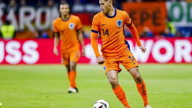 Tijjani Reijnders jugando un partido con Holanda.