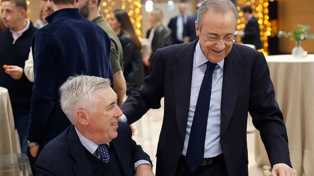 Carlo Ancelotti y Florentino Pérez conversan en la comida de Navidad del Madrid del pasado año.