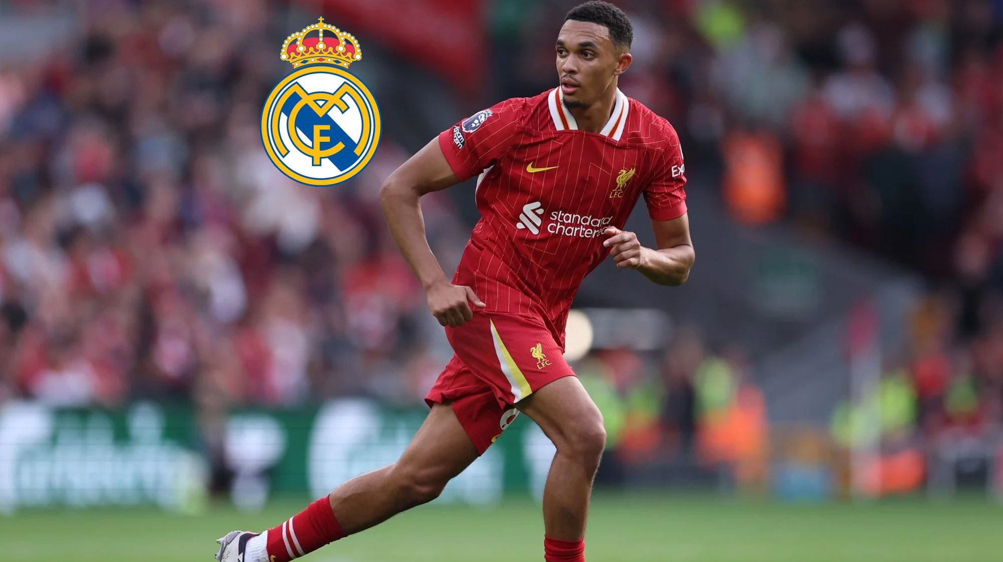 Alexander-Arnold durante un partido y un escudo del Real Madrid.